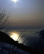 Un\'immagine notturna del lago di Garda visto dall\'alto della zona di Torbole